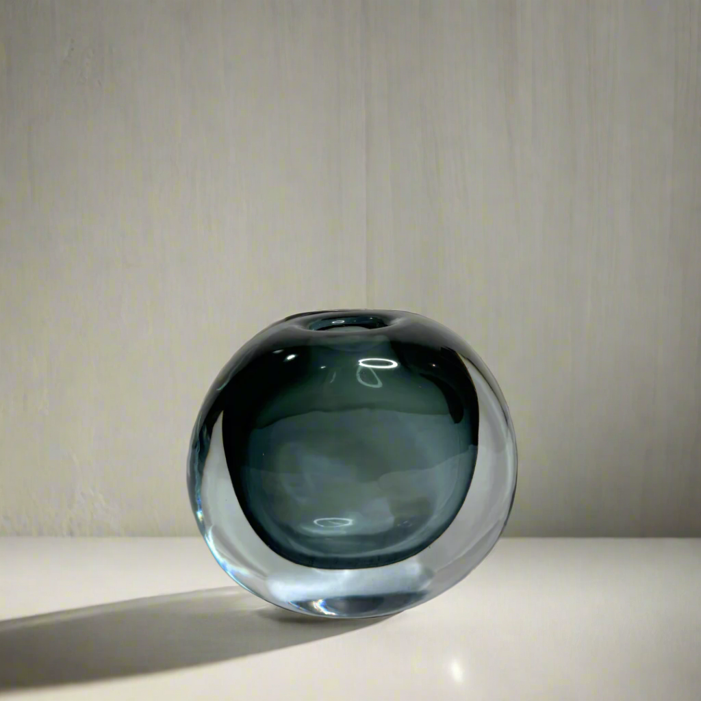 Thick glass vase – view 2