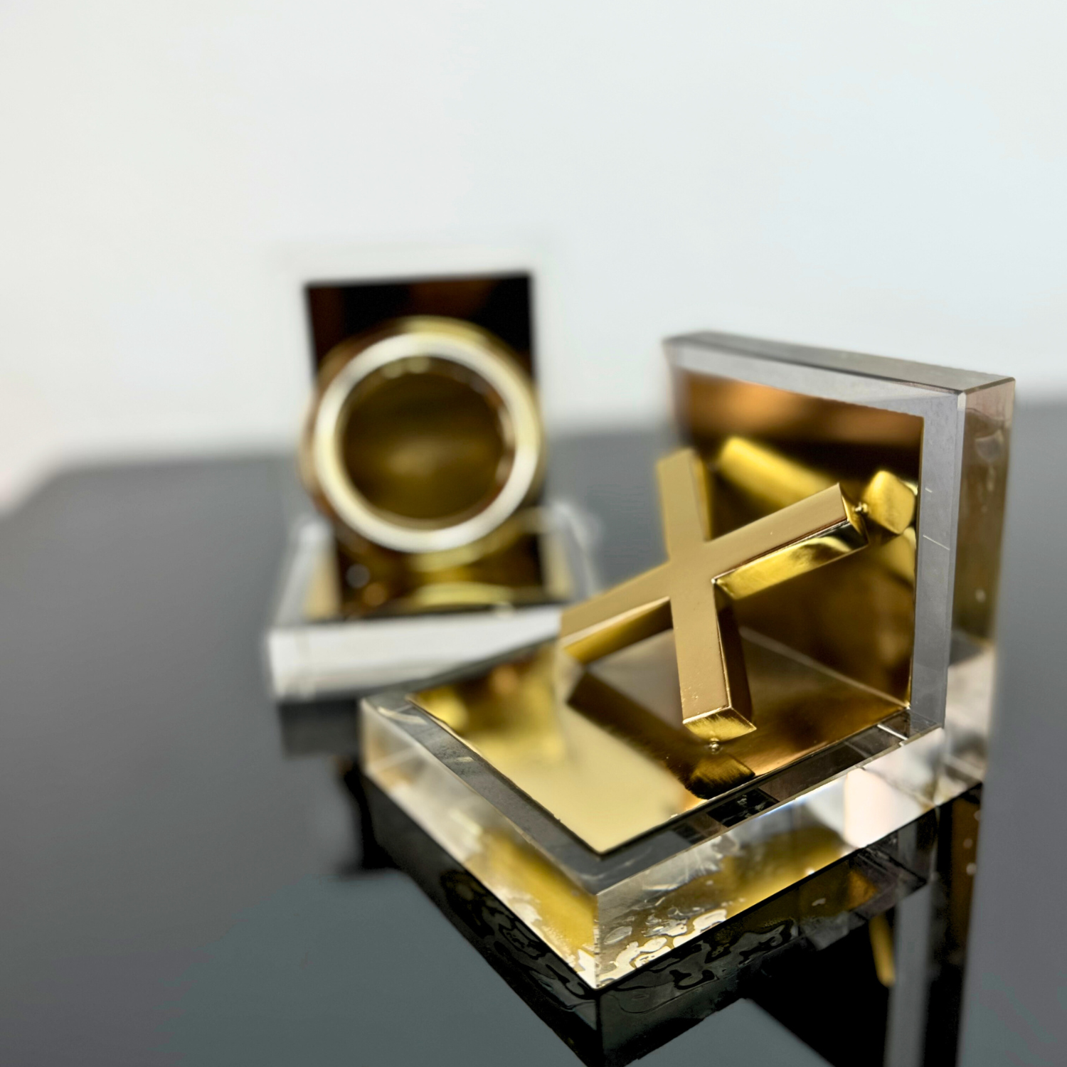 XO bookend – view 2