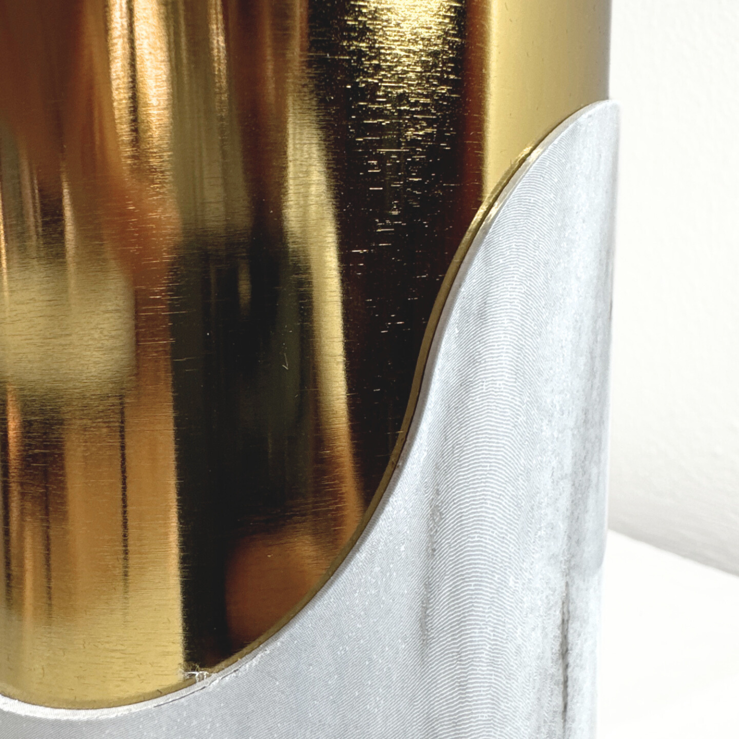 White and gold vase – view 3