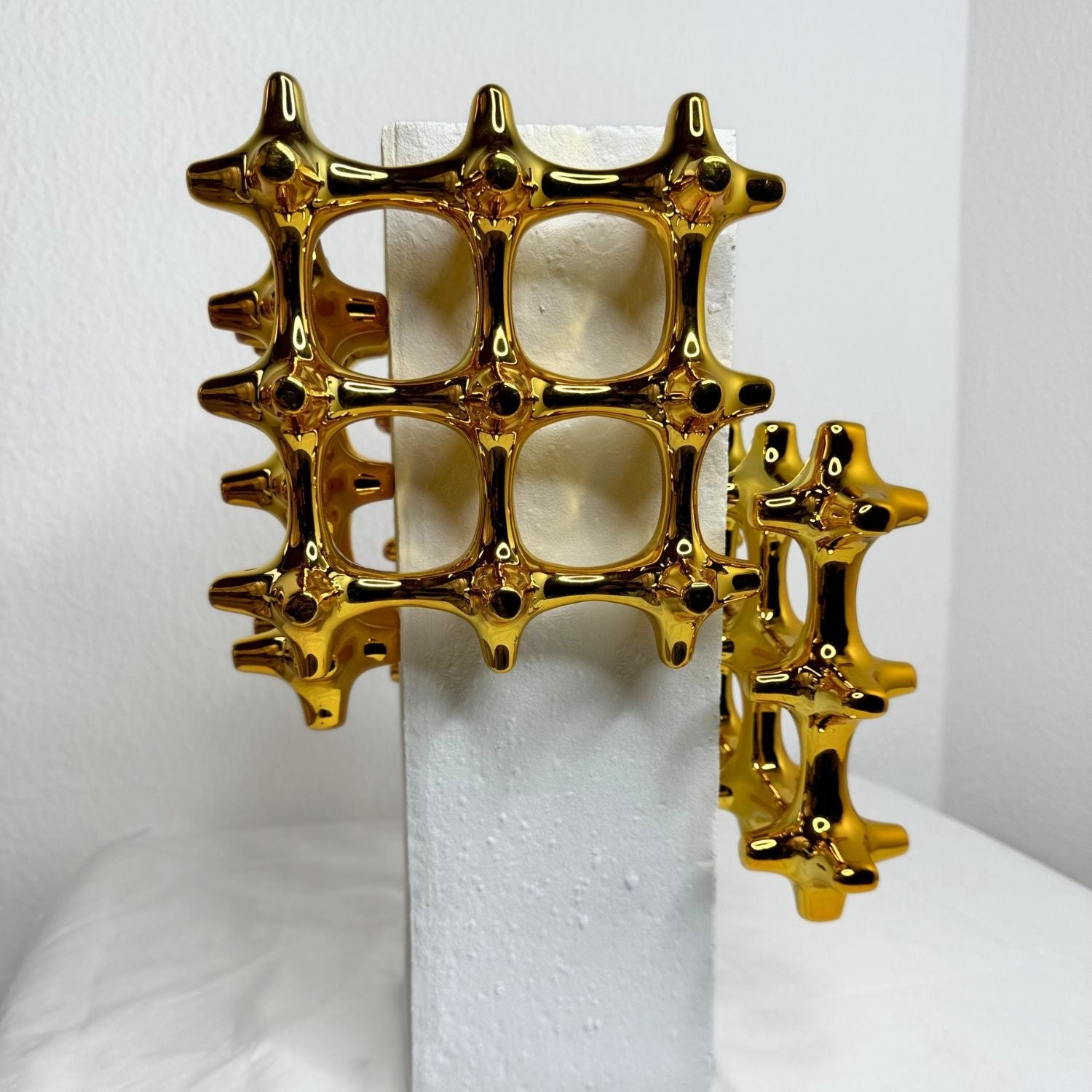 Vase with cross grid details – view 3