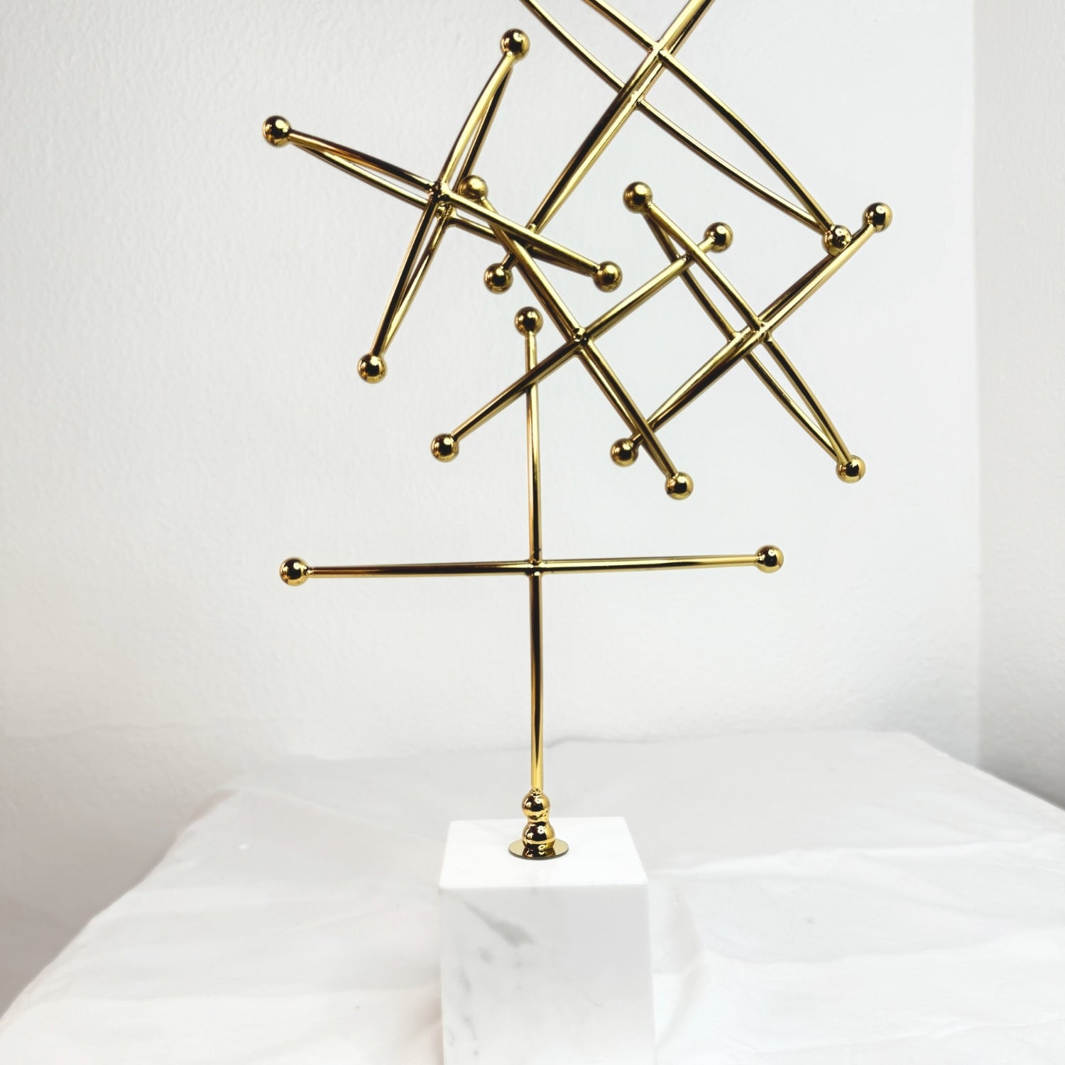 Gold ornament with marble base – view 3