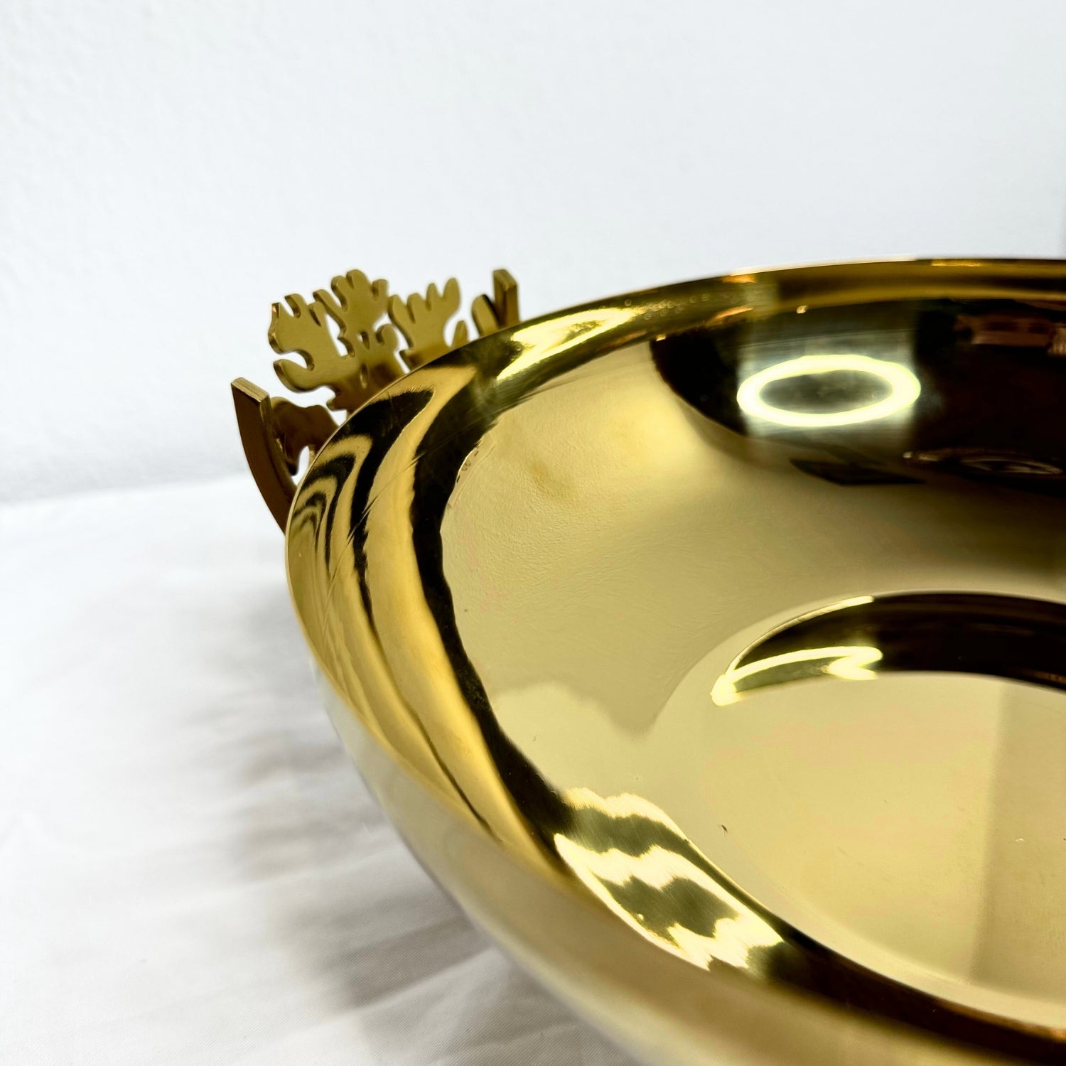 Gold round floating plate – view 2