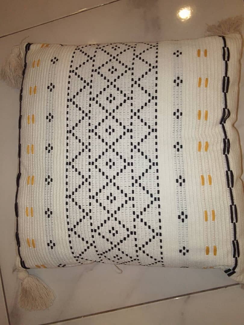 Decorative pillow (fluffy edges) – view 2