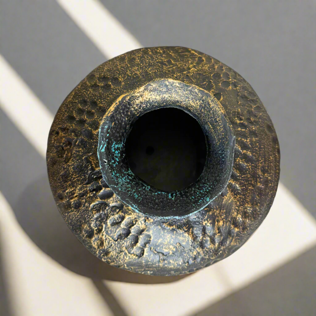 Round rustic vase – view 2