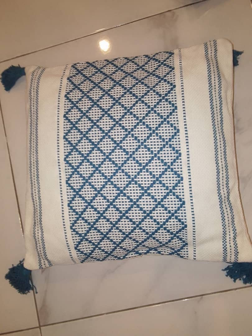 Decorative pillow (fluffy edges) – view 4