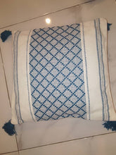 Decorative pillow (fluffy edges)