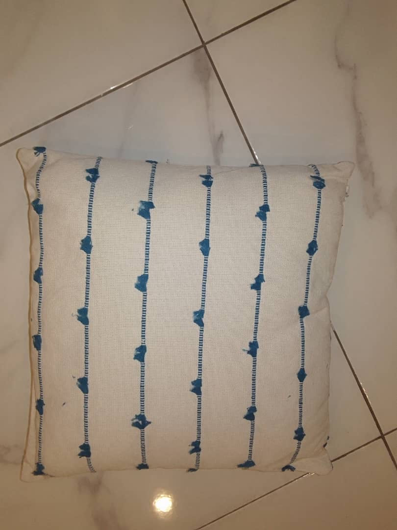 Decorative pillow (thin Line and dot) – view 3