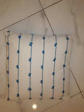 Decorative pillow (thin Line and dot)