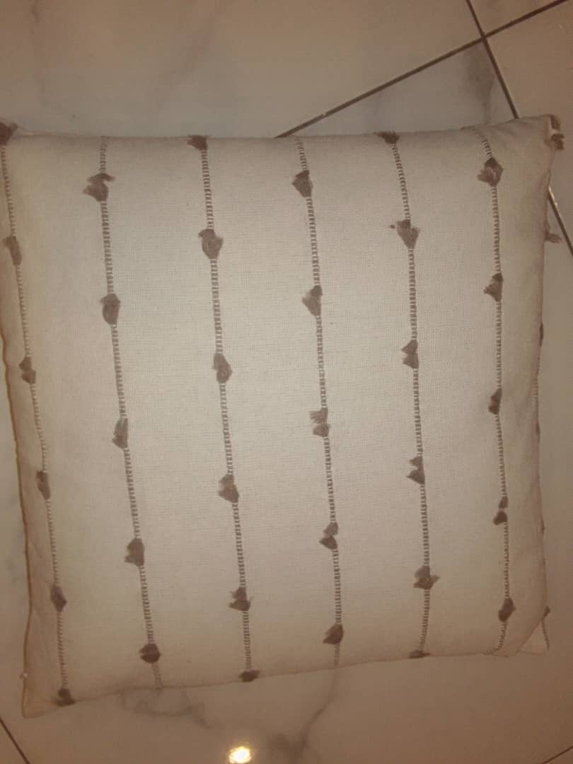 Decorative pillow (thin Line and dot) – view 2