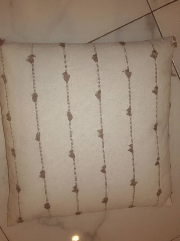 Decorative pillow (thin Line and dot)