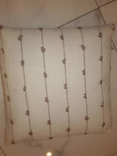 Decorative pillow (thin Line and dot)