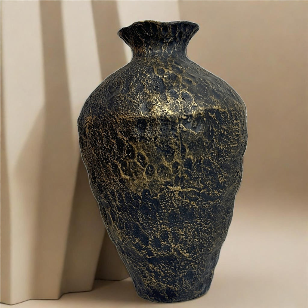 Rustic vase – view 2