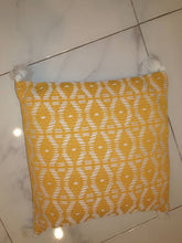 Decorative pillow (fluffy edges)