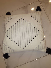 Decorative pillow (fluffy edges)