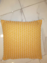 Decorative pillow (fluffy edges)