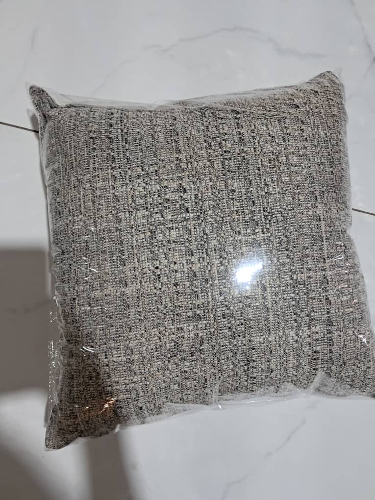 Decorative pillow - black & cream