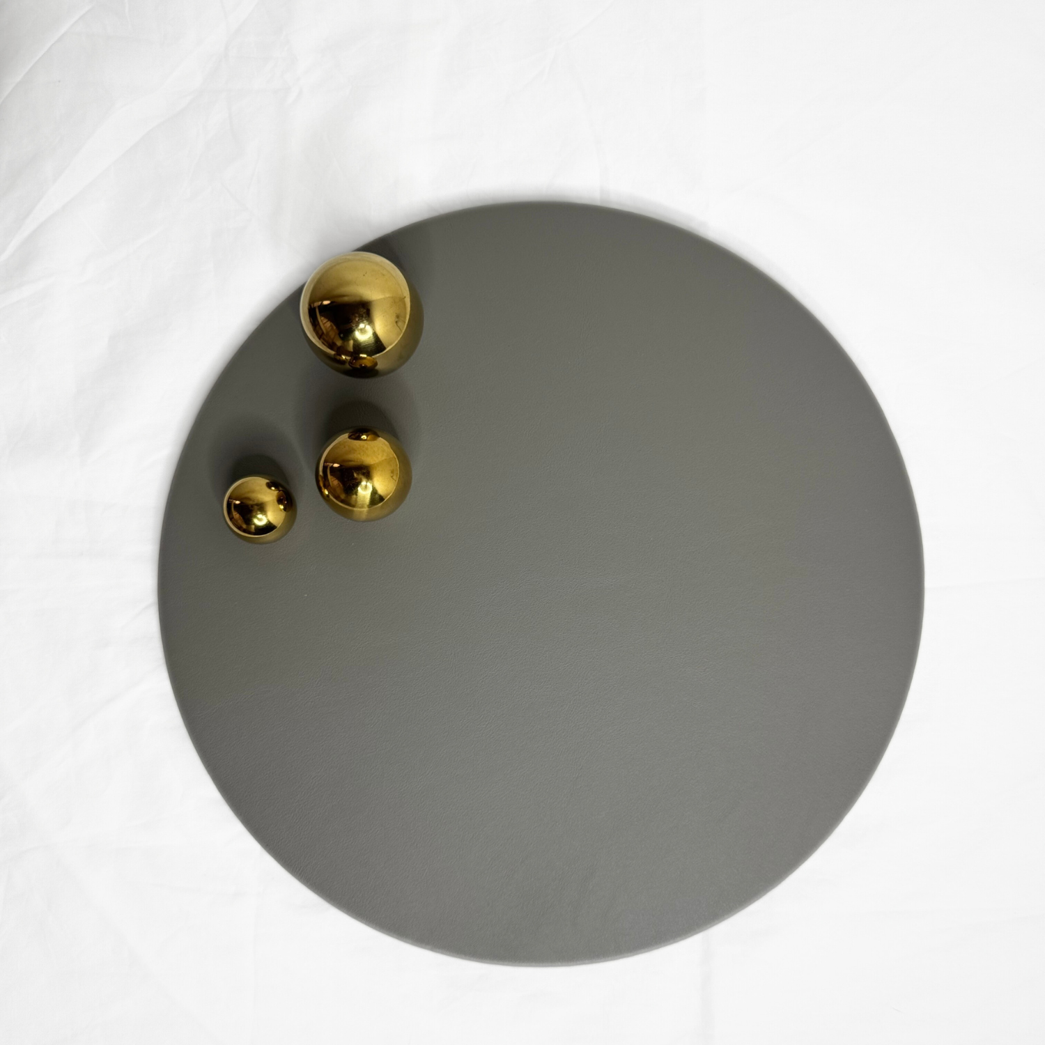 Centre plate with gold balls – view 3