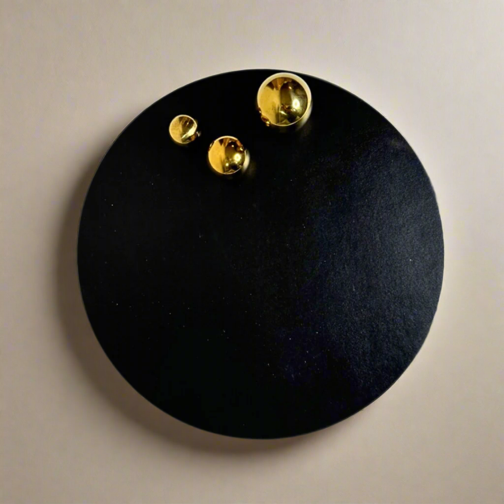 Centre plate with gold balls – view 2