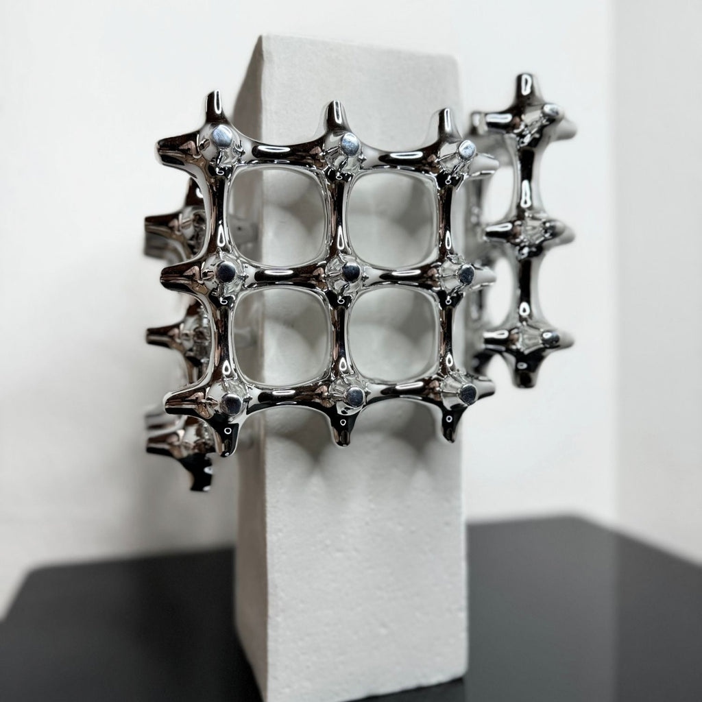 Vase with cross grid details – view 4
