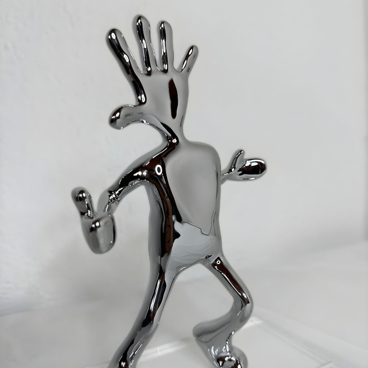 Desktop sculpture - thumbs up – view 3