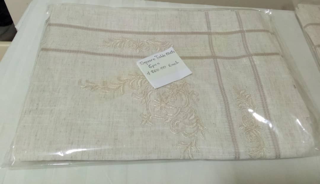 Square table mat