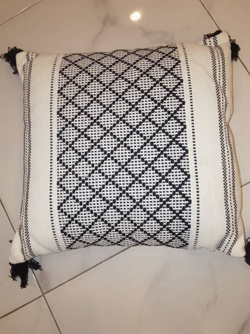 Decorative pillow (fluffy edges) – view 3