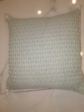 Decorative pillow (fluffy edges)