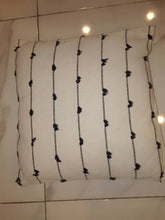 Decorative pillow (thin Line and dot)