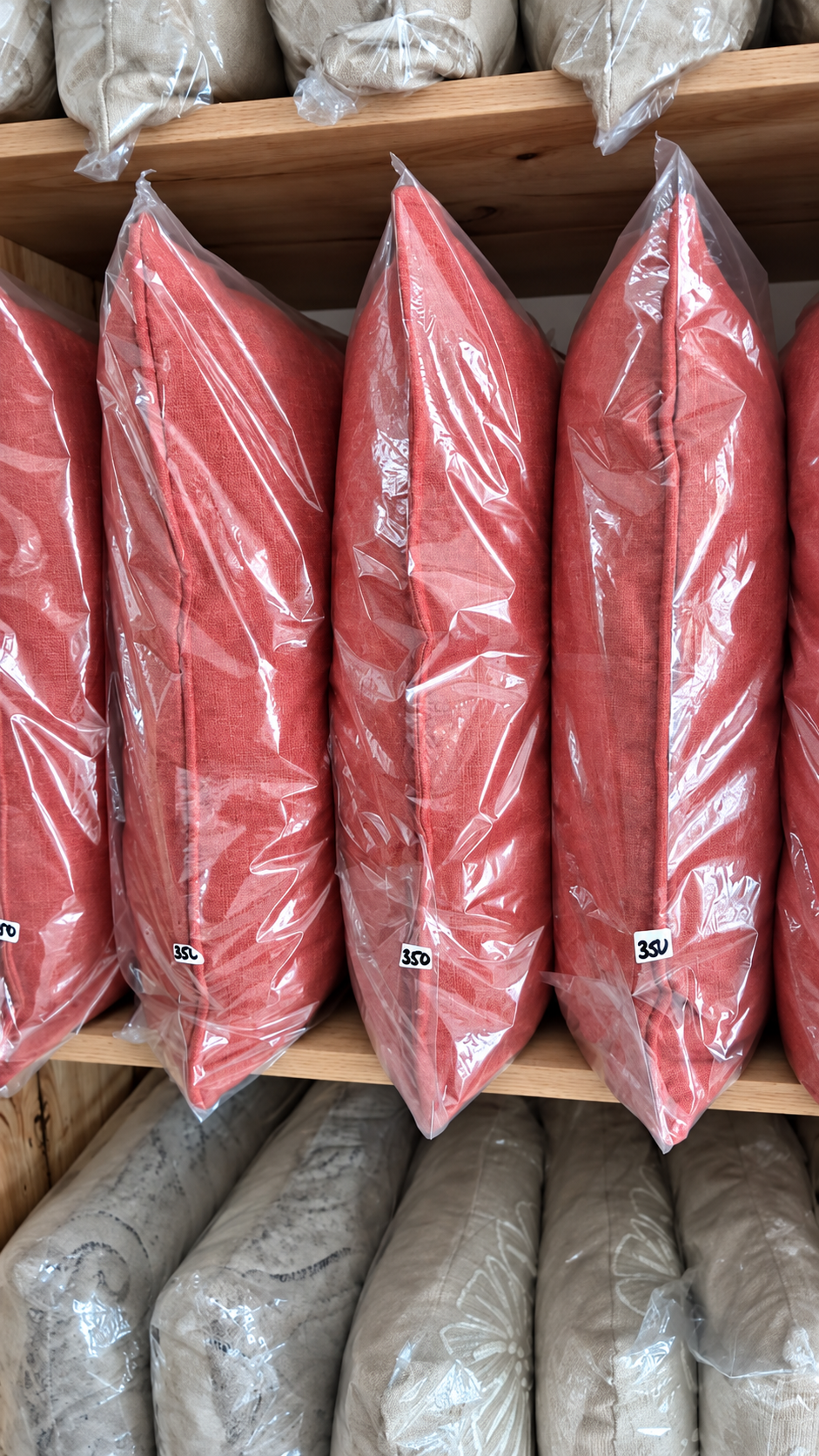 Decorative pillow - Red — source enhancement