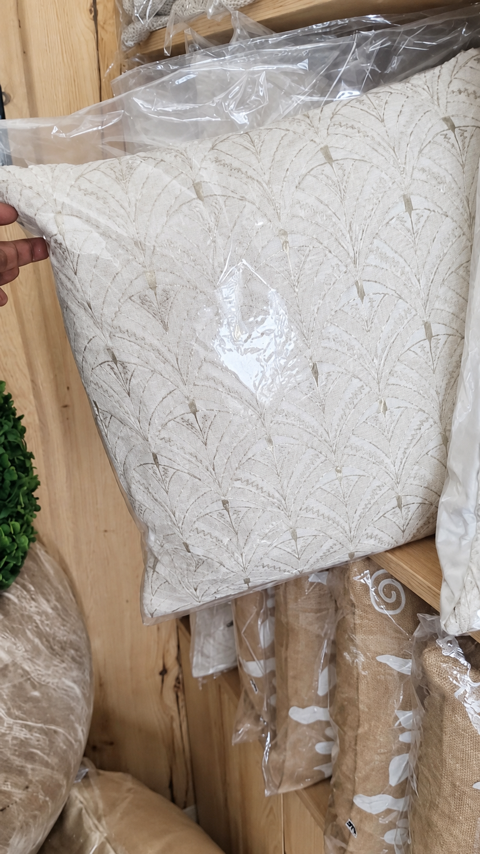 Decorative pillow - white with design — source enhancement
