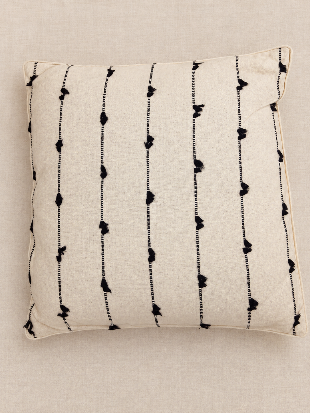 Decorative pillow (thin Line and dot) — hero