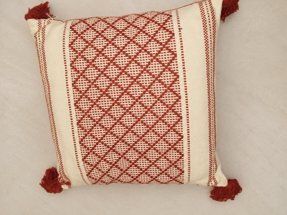Decorative pillow (fluffy edges) — hero